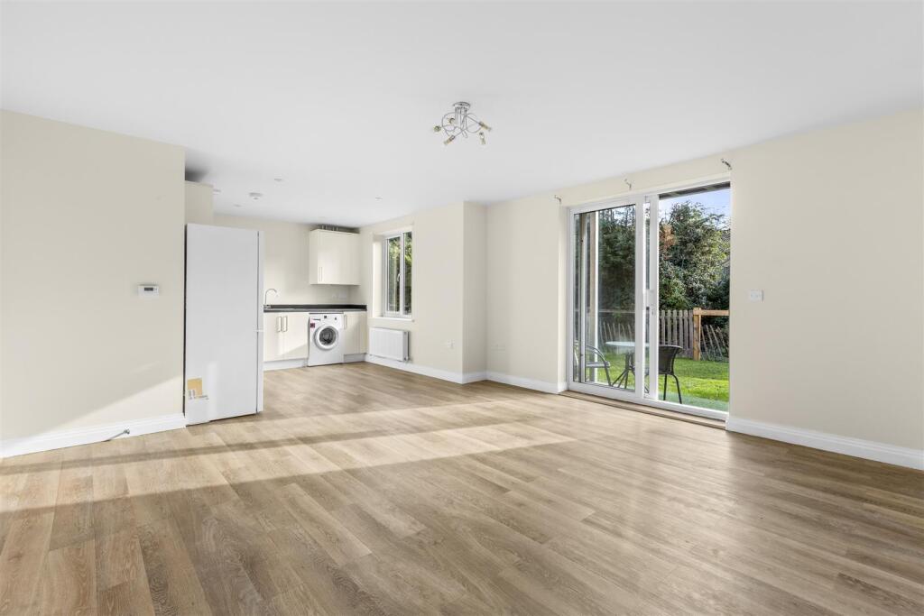 Apartment in High Wycombe, Sands - View 4