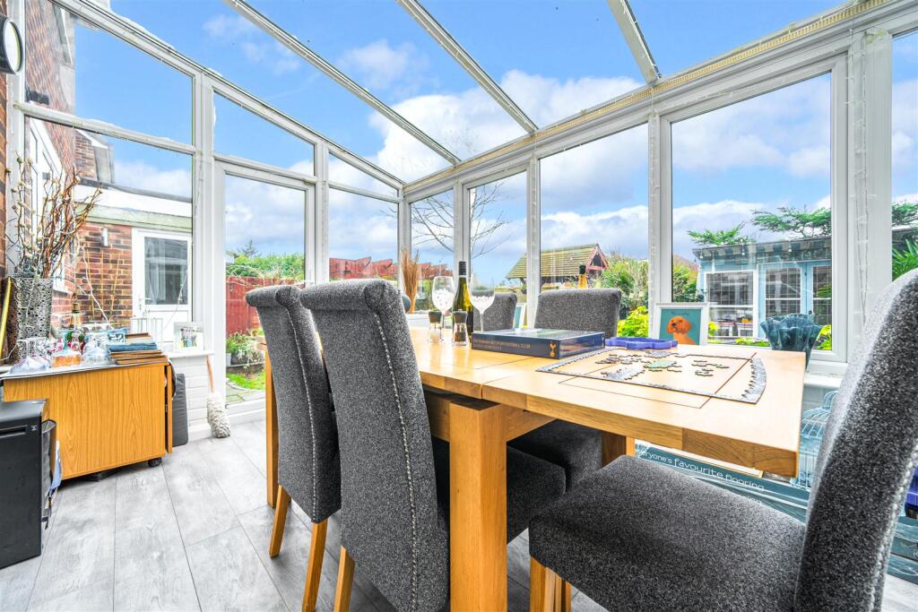 Chatsworth Avenue, Winnersh, Berkshire, RG41 5EU photo 4