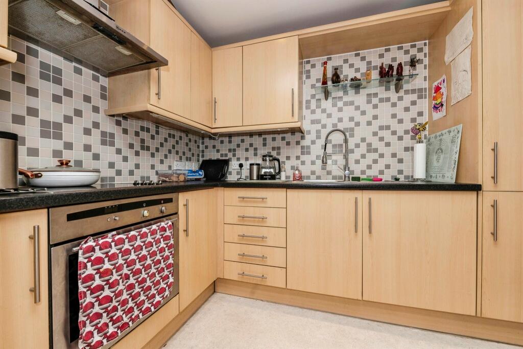 Queensway, HEMEL HEMPSTEAD photo 3
