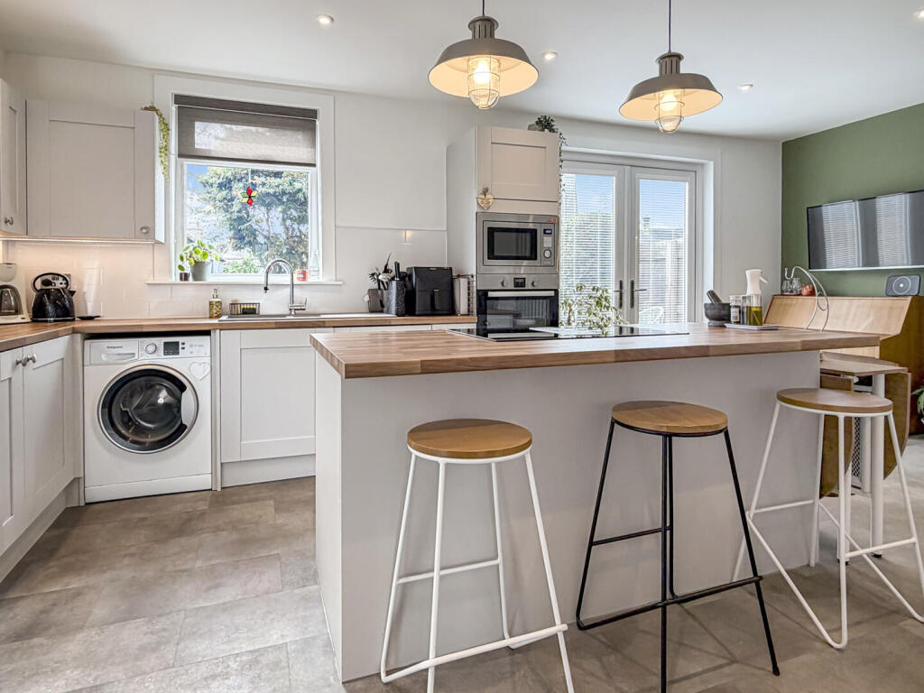 House in Elgin, Ashgrove - More