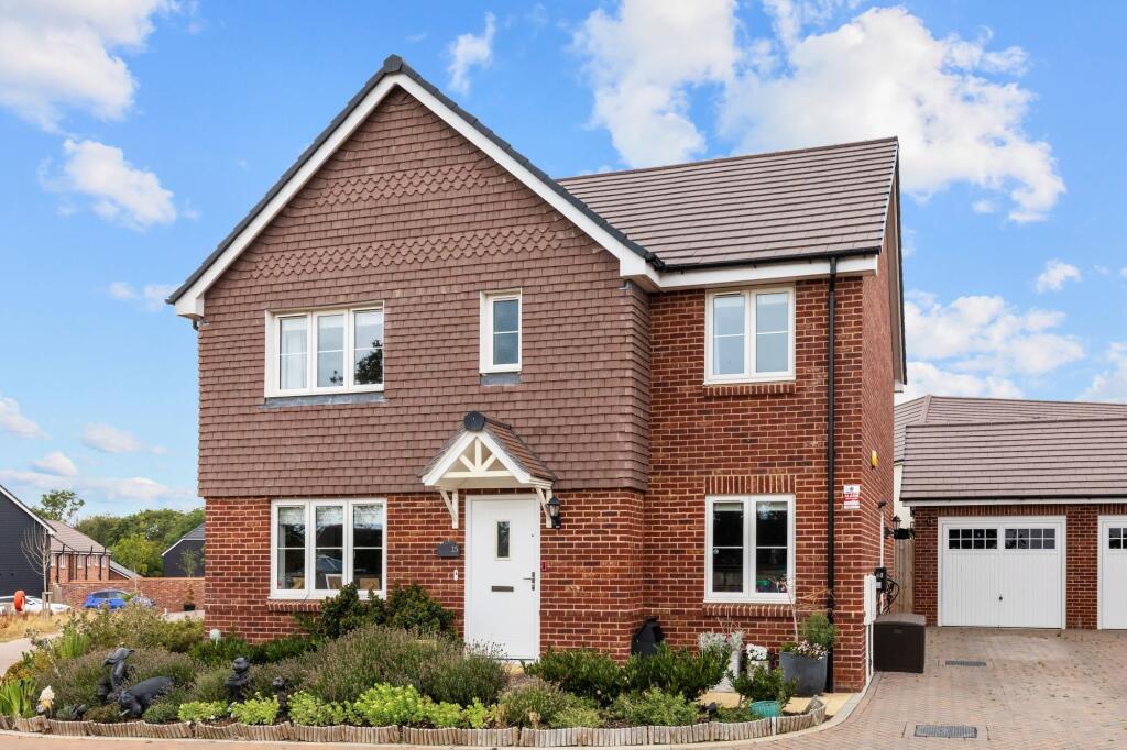 Main image of property: 15 Crane Gardens, Angmering, Littlehampton, BN16 4QN