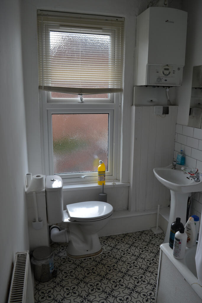 4 bedroom end of terrace house for rent