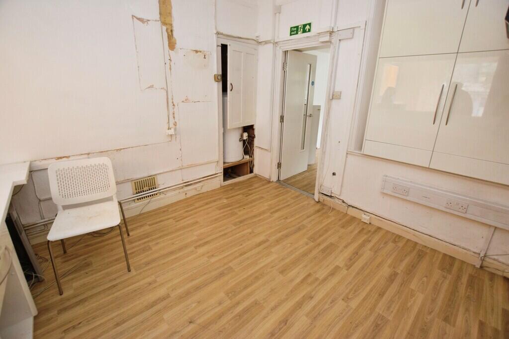 10 New North Road photo 3