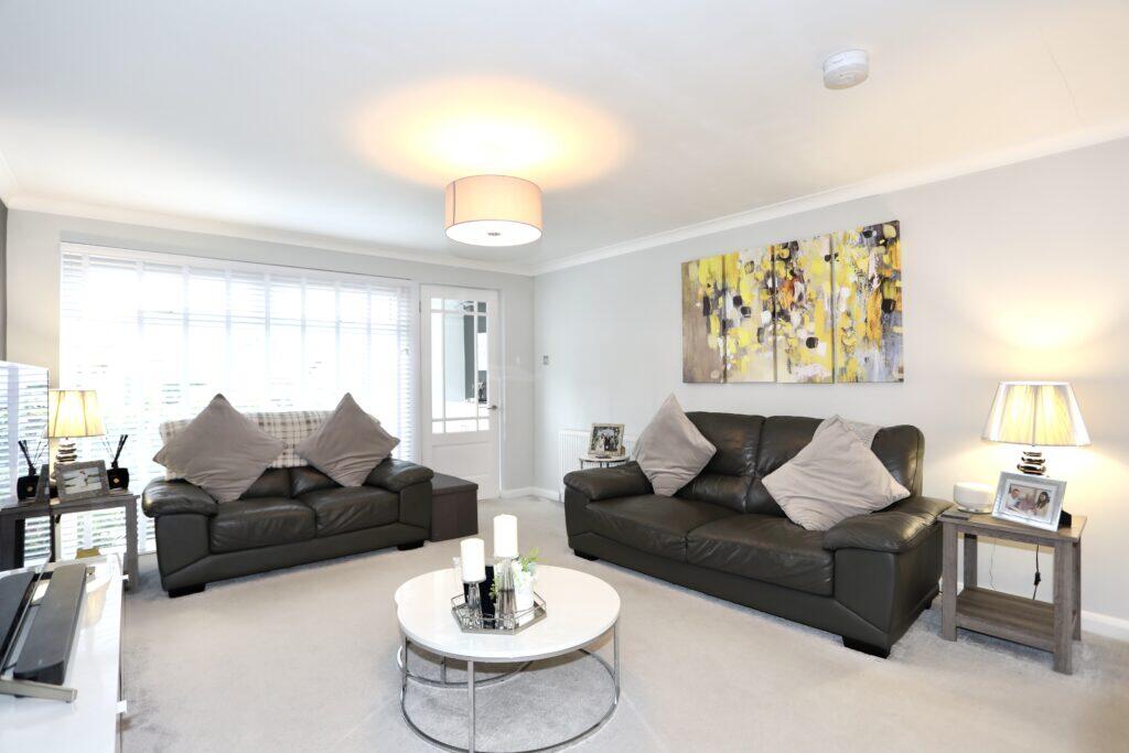 Falkland Crescent Bishopbriggs G64 1BL photo 3