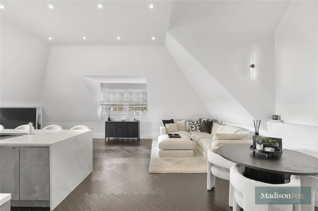 Manor Road, Chigwell, Essex, IG7 photo 3