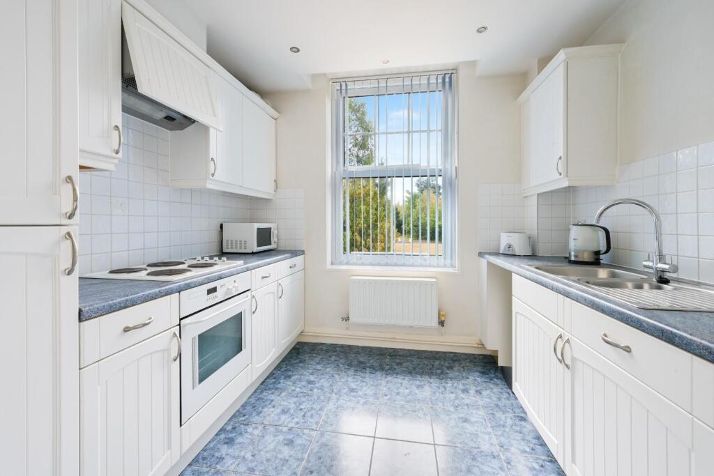 Apartment in Epsom and Ewell, Manor Park - More