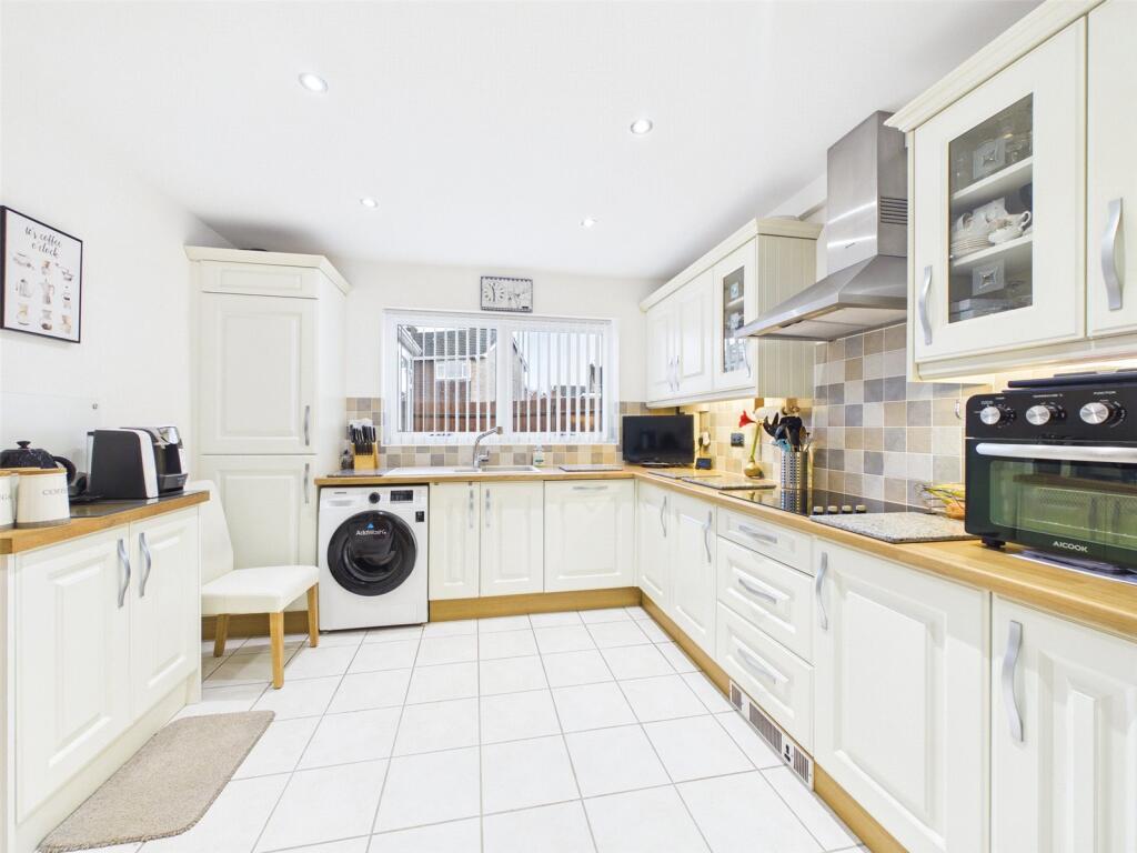 Swindon Lane, Cheltenham, Gloucestershire, GL50 photo 3