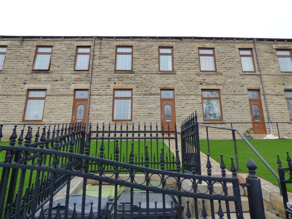 Main image of property: Bradford Road, Batley, WF17 8HZ