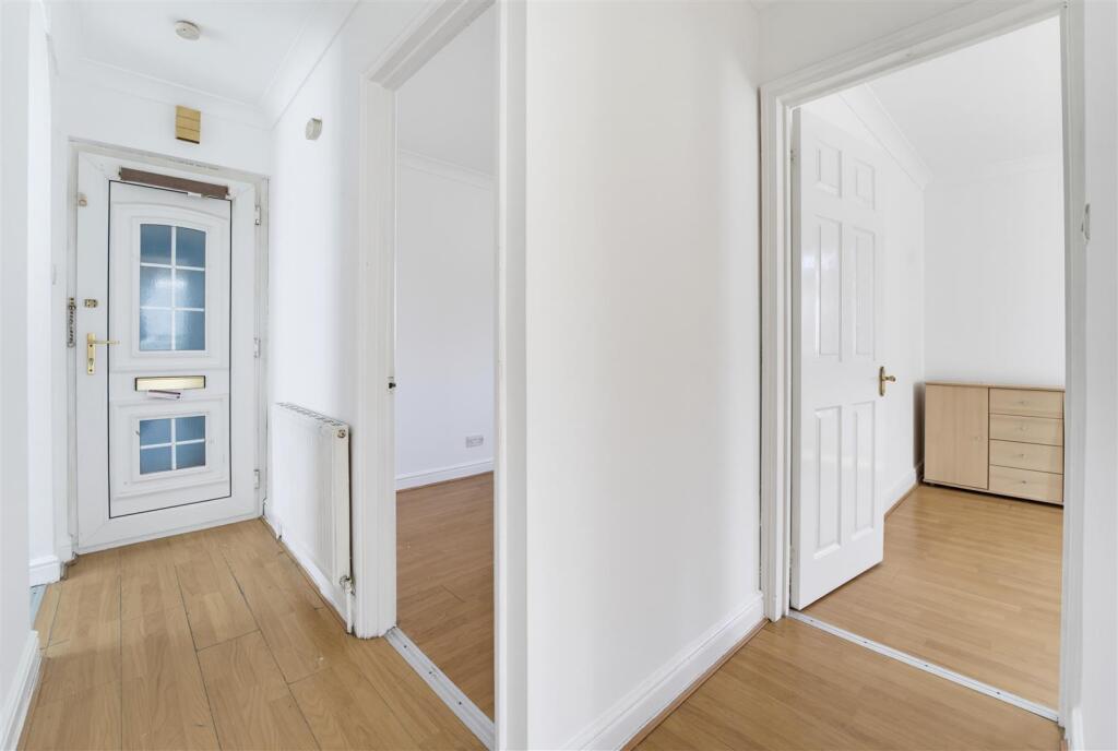 Apartment in Richings Park, Iver - View 5