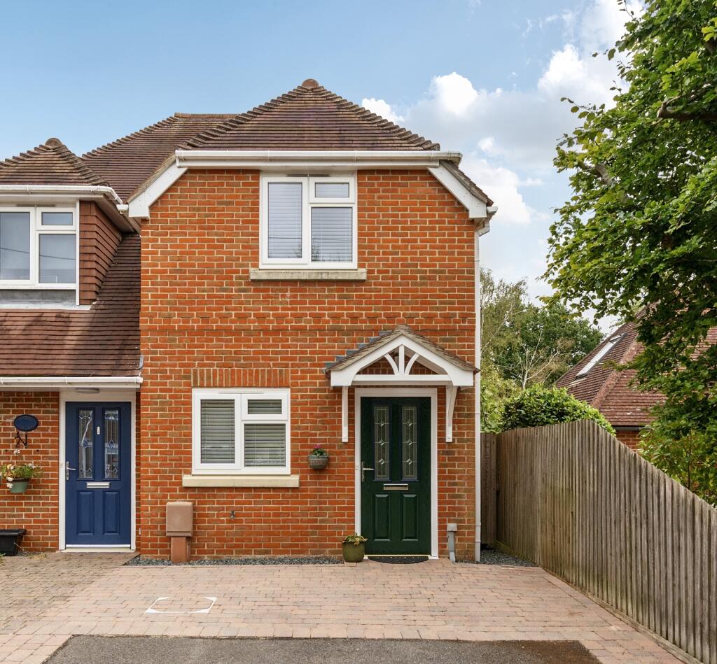2-bed semi-detached on Lyndale Cottages, Chapel Road, Swanmore, Southampton, SO32, £340,000