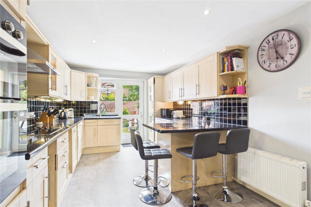 Dorking Way, Calcot, Reading, Berkshire, RG31 photo 2