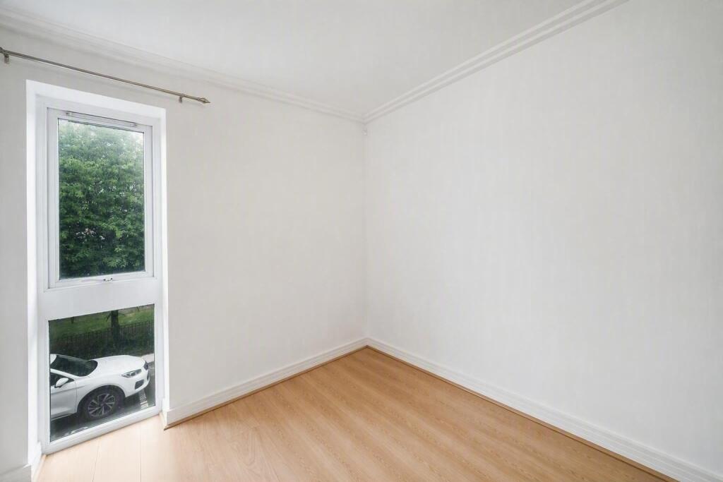 Apartment in Barking, Roding Riverside, Thames View - More