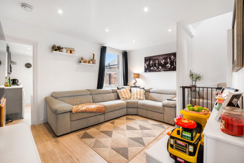 Apartment in Horsham, New Town - More