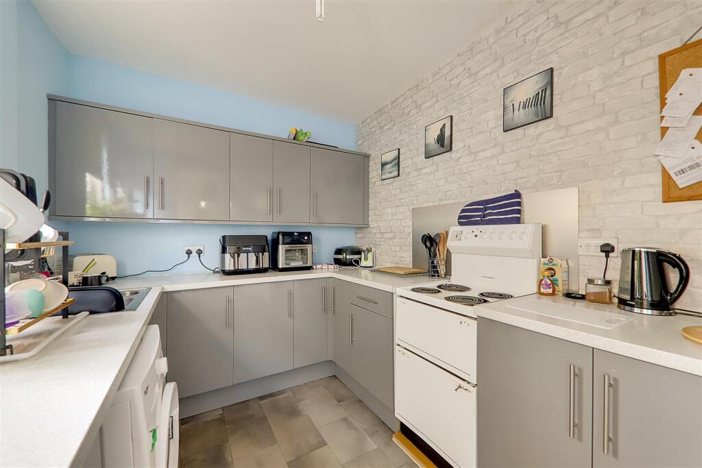 2-bed terraced on Sompting Road, Broadwater, Worthing, West Sussex, £300,000