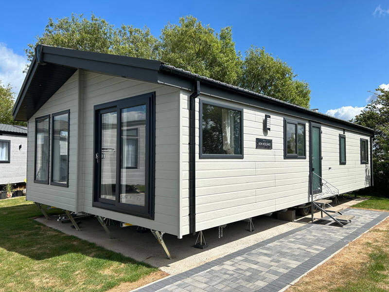 2-bed caravan on Willerby New Holland Lodge - Lytham Edge Lodge Park - PR4 1TB, £180,000