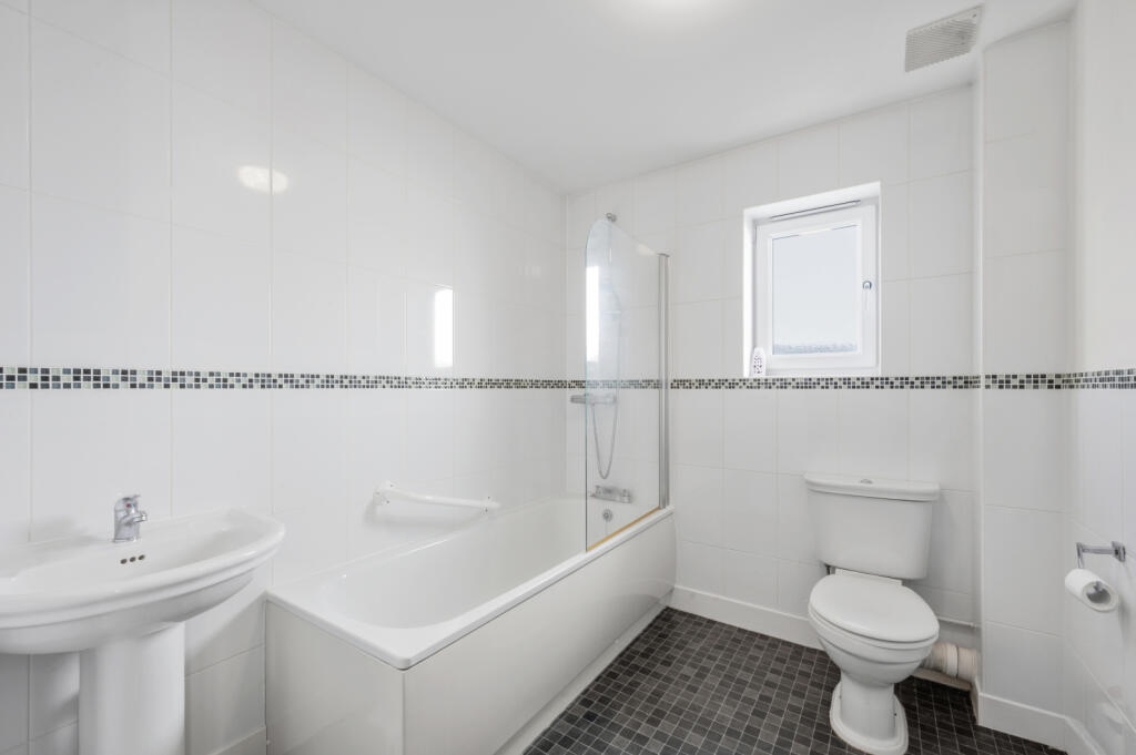 House in Sutton - View 5