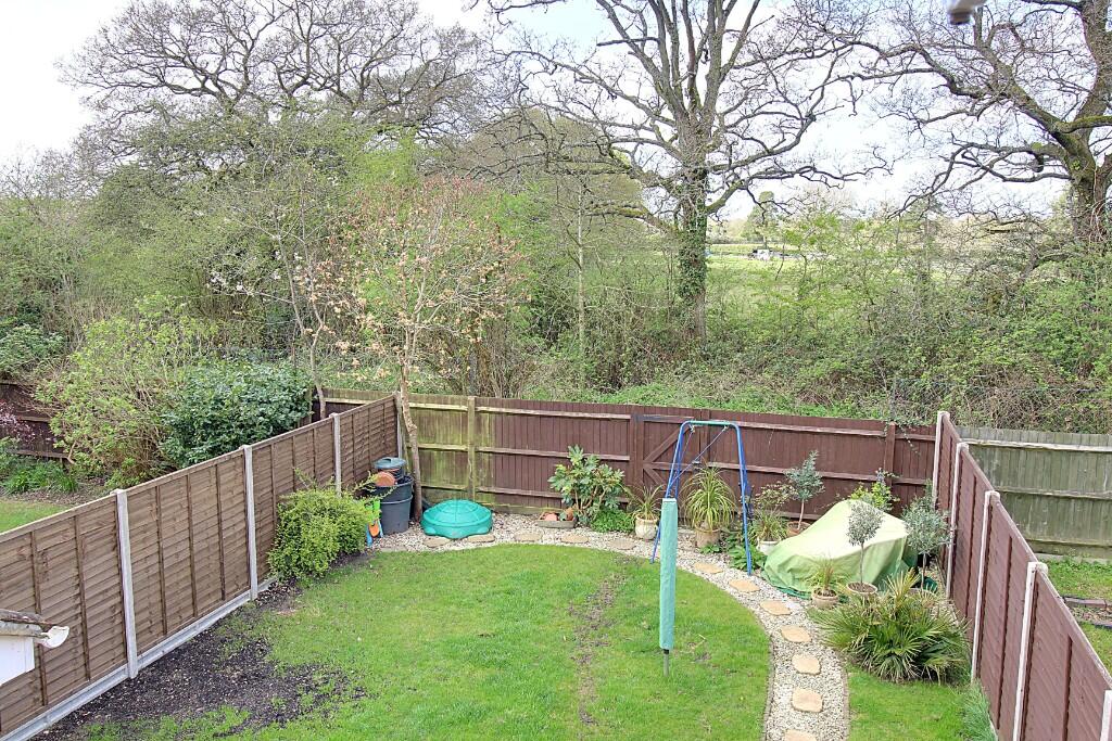 Hop Garden Road, Hook, Hampshire, RG27 photo 2
