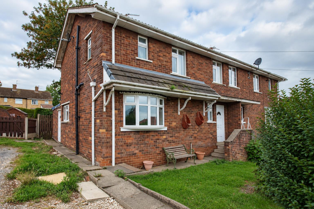 3-bed semi-detached on Lilac Crescent, Edlington, Doncaster, £105,000