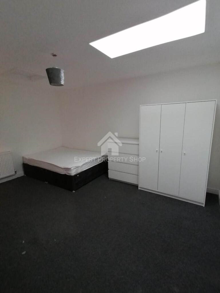 Main image of property: **EN-SUITE ROOM**Carlton Road, Worksop