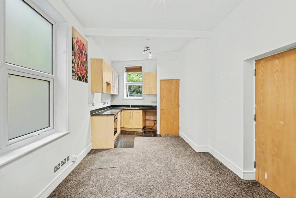 Apartment in Northampton, Semilong - View 4