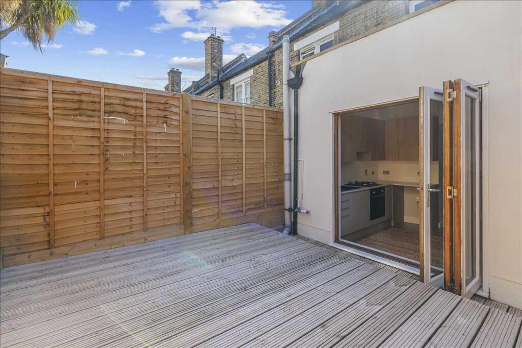 House in London, Upper Tooting, Furzedown - More