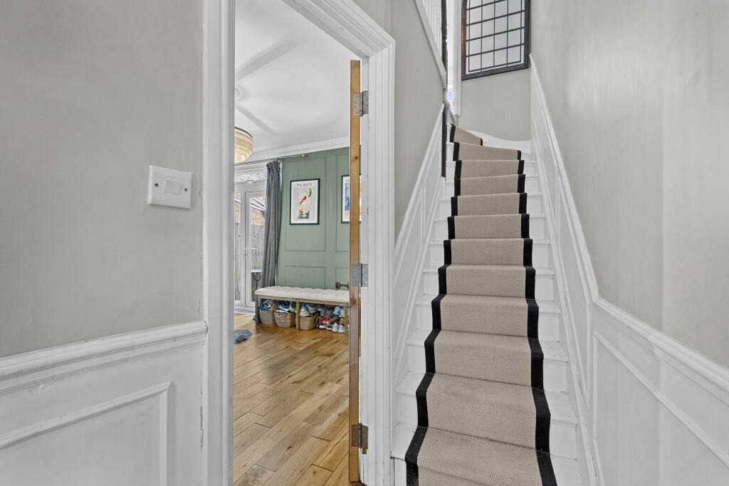 House in Woodford Green, Woodford - View 5