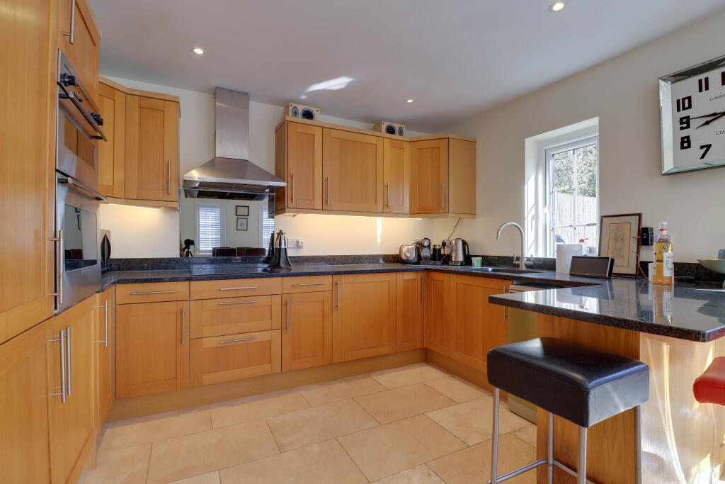 House in Luton, Hyde - View 5