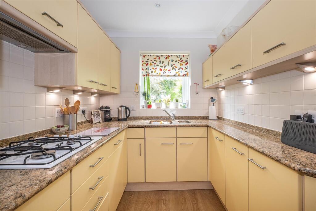House in Elmbridge, Long Ditton - More