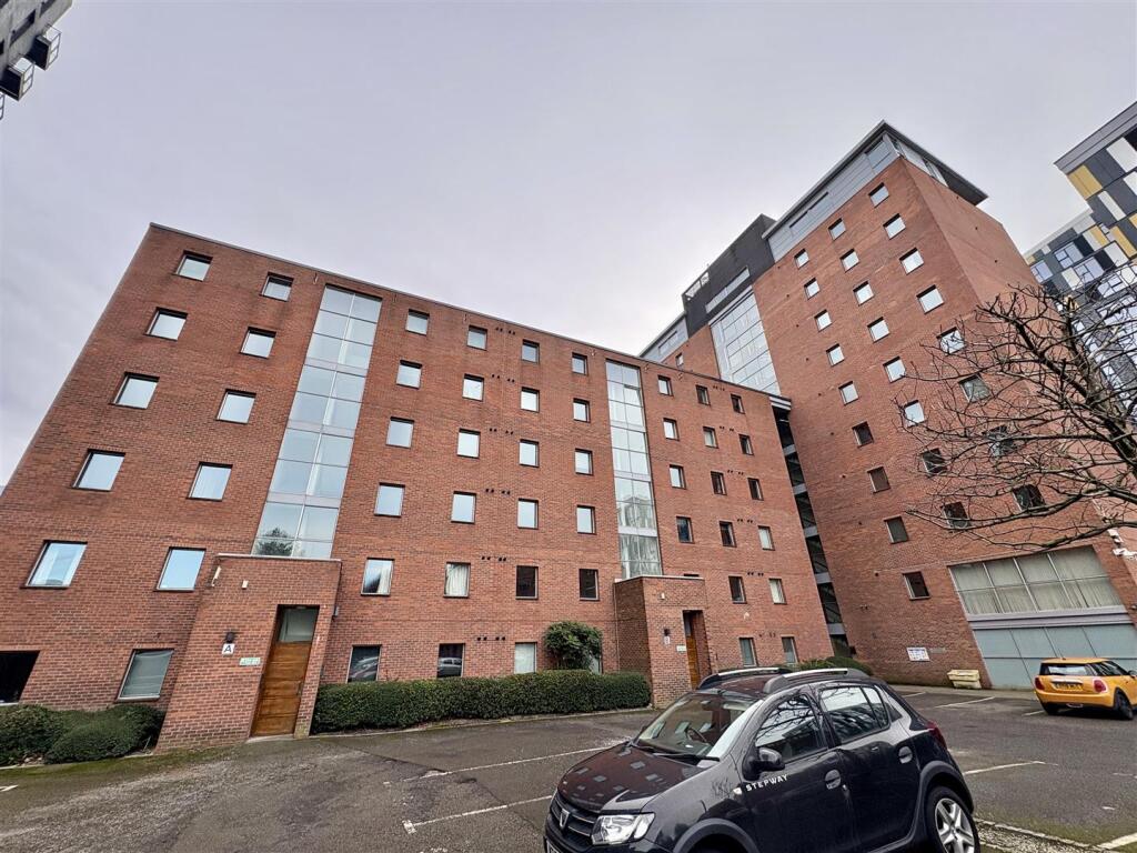 Apartment in Salford, Greater Manchester - View 2