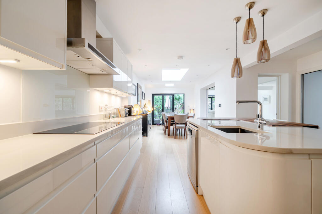 House in London, Royal Borough of Kingston upon Thames - View 4