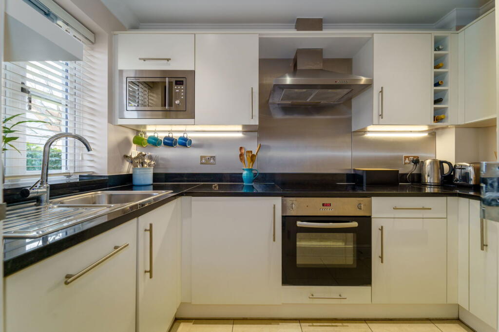 Chertsey Road, Byfleet, KT14 photo 3