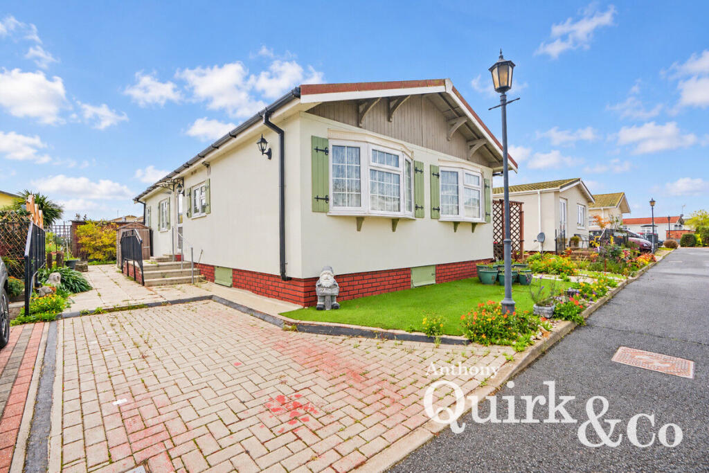 2-bed caravan on Creek Road, CANVEY ISLAND, SS8, £175,000
