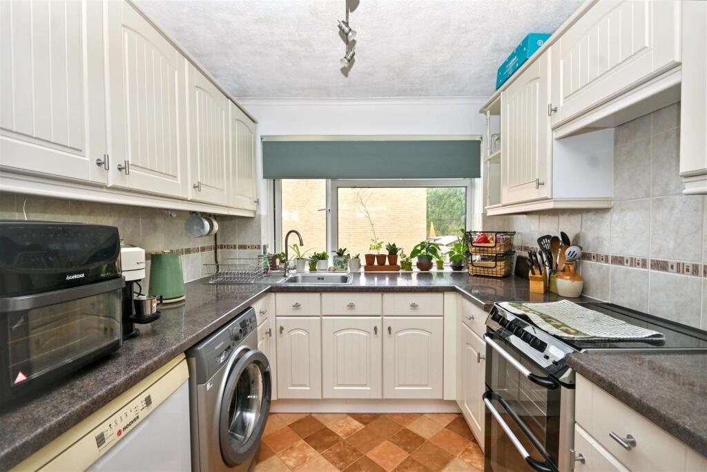 Primrose Close, Eastbourne photo 4