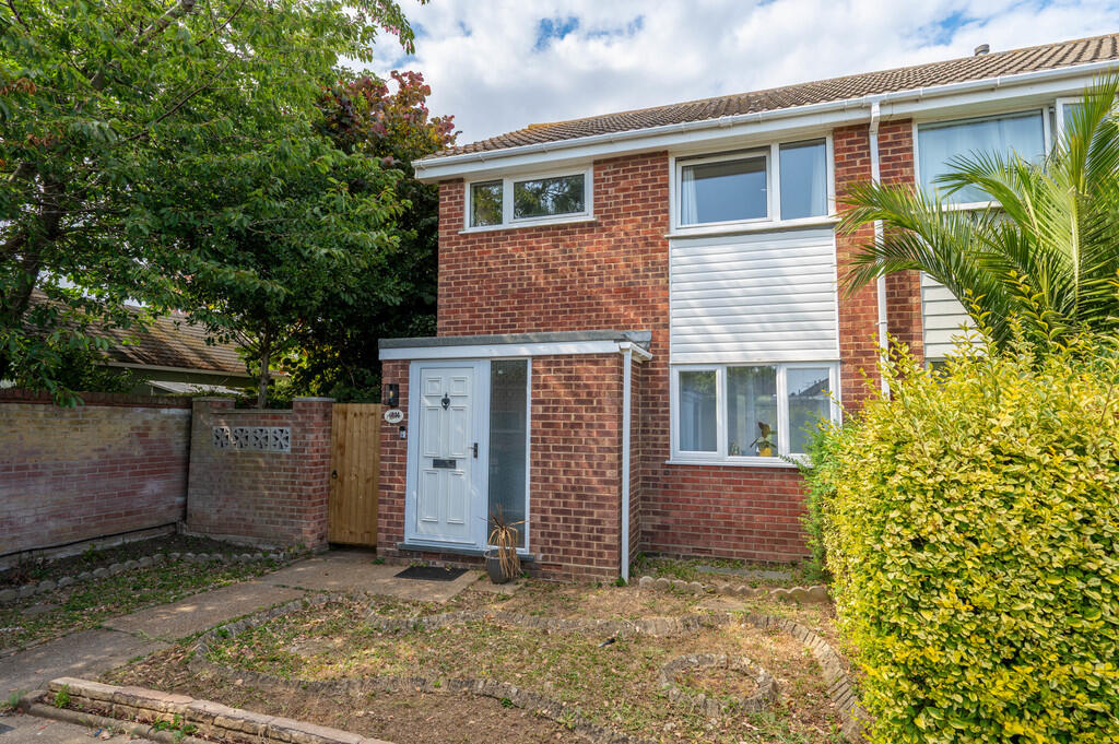 3-bed terraced on Earls Close, Felixstowe, £310,000