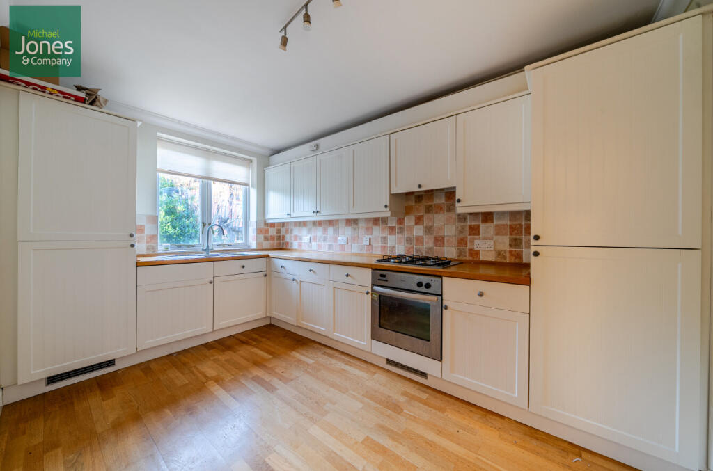 Apartment in Worthing, West Sussex - View 3
