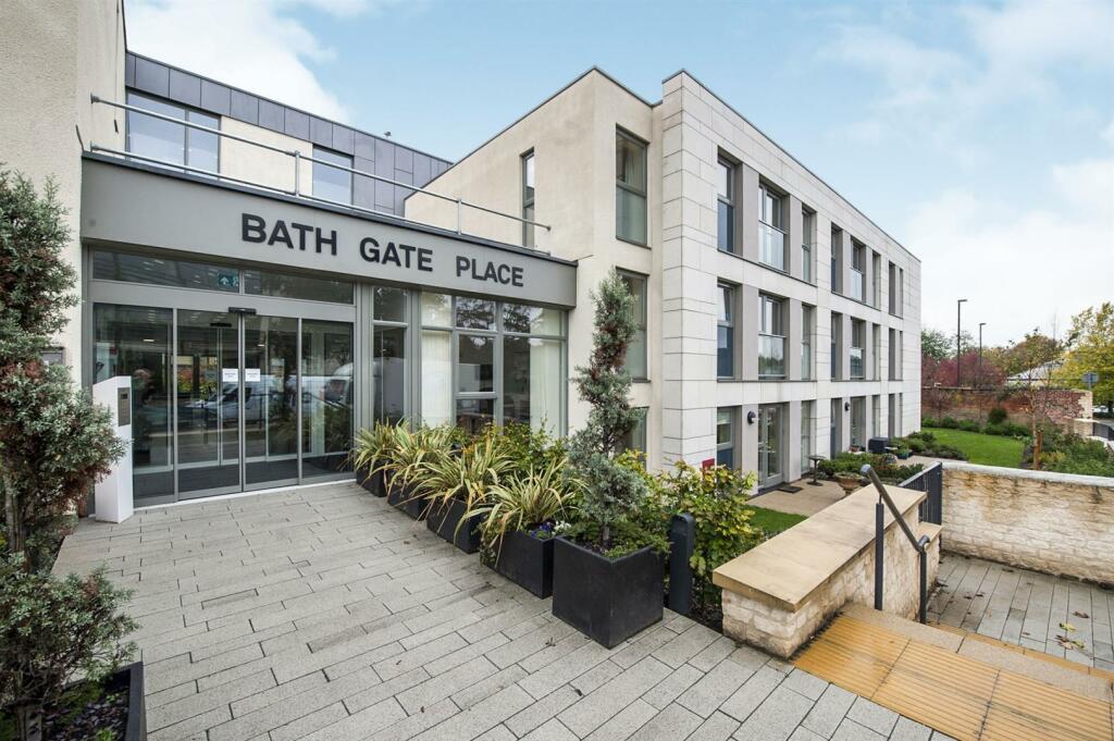 2-bed apartment on Bath Gate Place, Hammond Way, Cirencester, GL7 1ZJ, £325,000