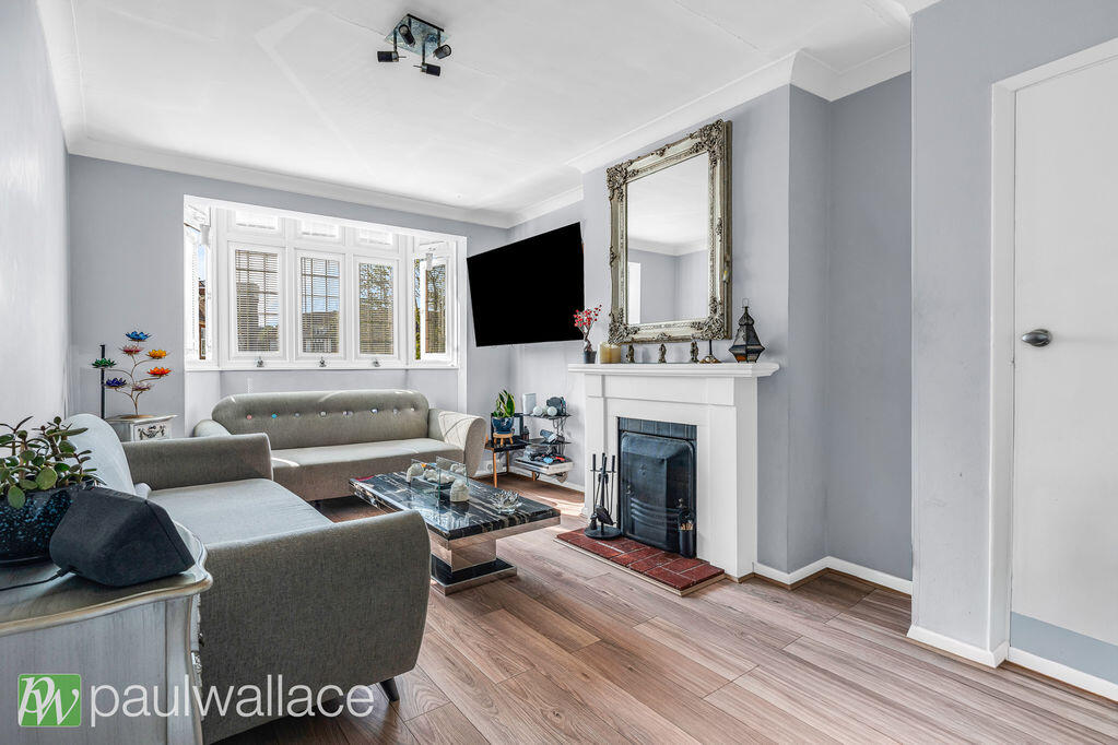 Bradmore Green, Brookmans Park Village | Stunning Three Bedroom Duplex Maisonette with Private Garden - View 2