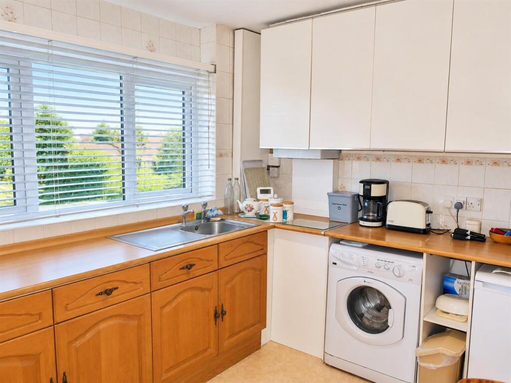 Castle Drive, Coleshill photo 3
