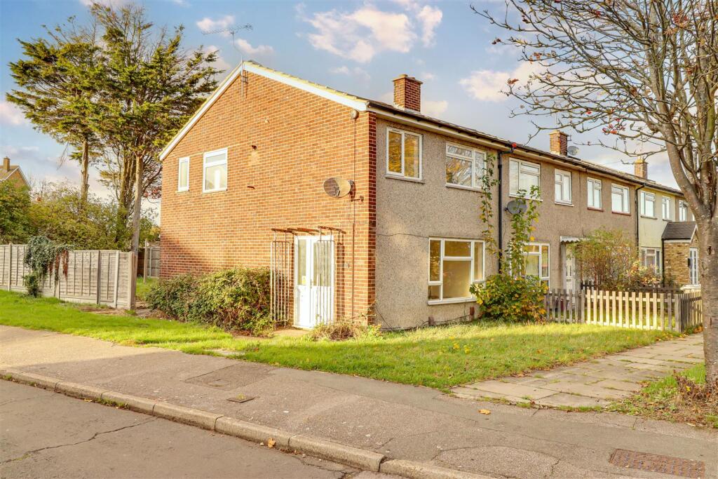 3-bed house on Saxon Gardens, Shoebury, Southend-on-Sea, £230,000