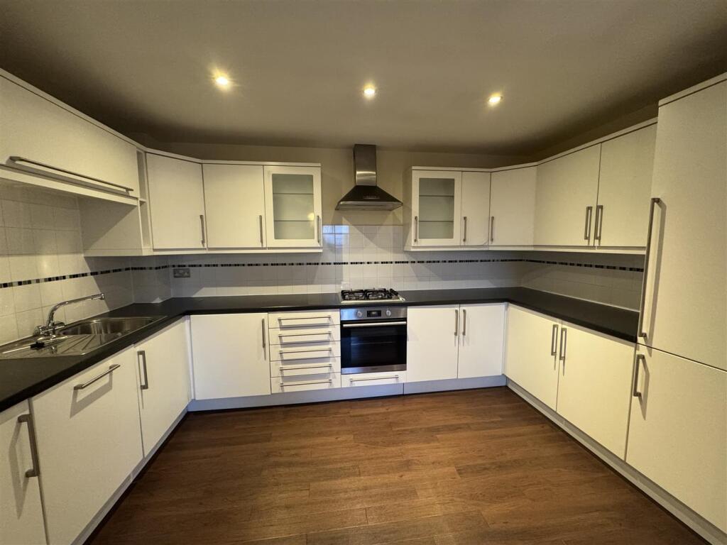 Apartment in Castle Point, Essex - View 2