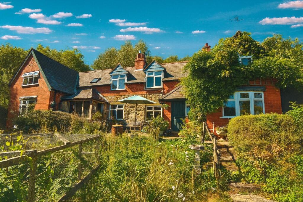3-bed detached on Little Isle, Clee Hill, SY8, £400,000