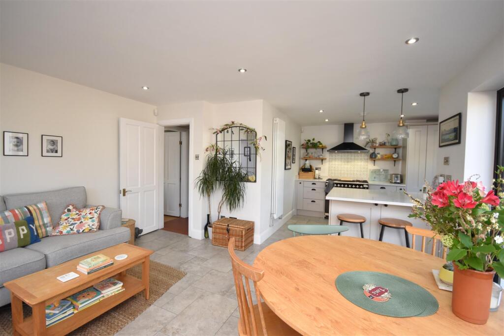 Hooton Road, Willaston, Neston photo 4