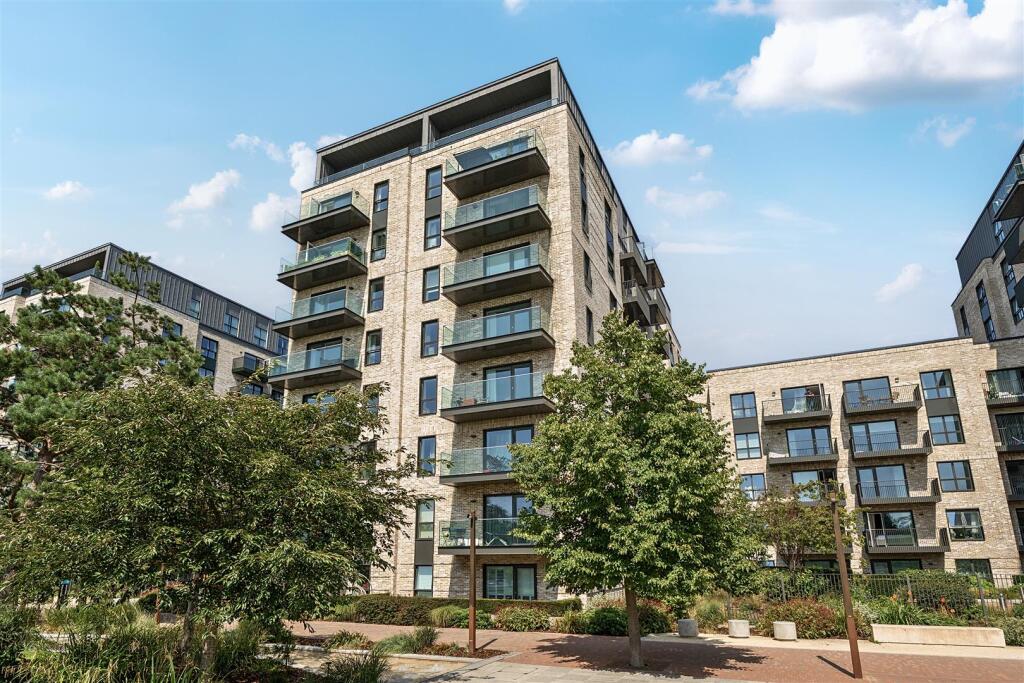 1-bed flat on Arber House, Greenleaf Walk, Southall, UB1, £325,000