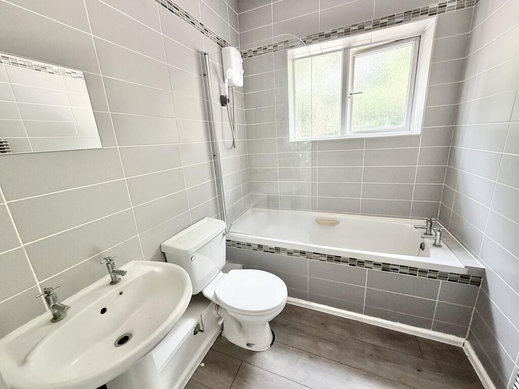 Hall Close ,Surrey GU15 2EB photo 3