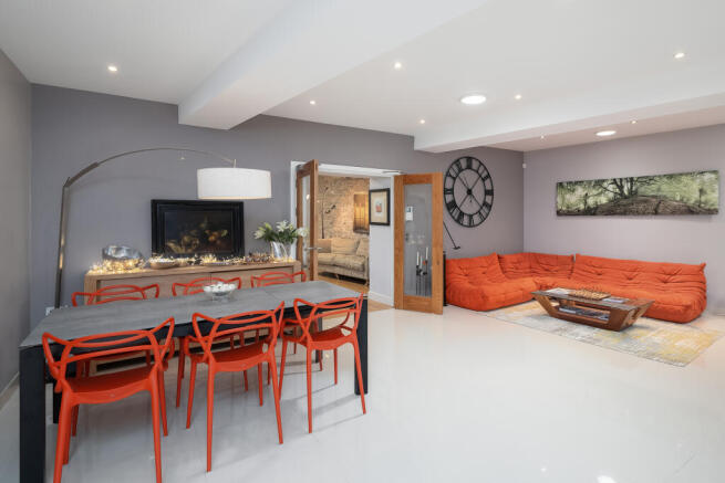 Versatile &amp; Spacious Entertaining Space