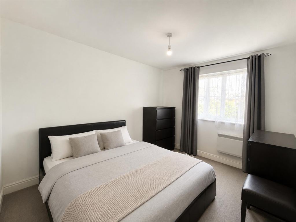 Apartment in Ilford - View 4