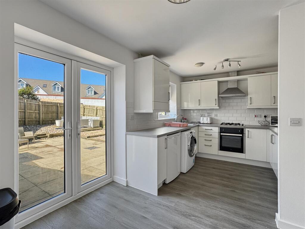 Taylor Crescent, Westward Ho, Bideford photo 2