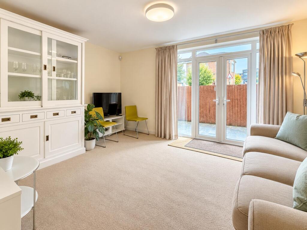 Apartment in London, St John's Estate, Isle of Dogs - More