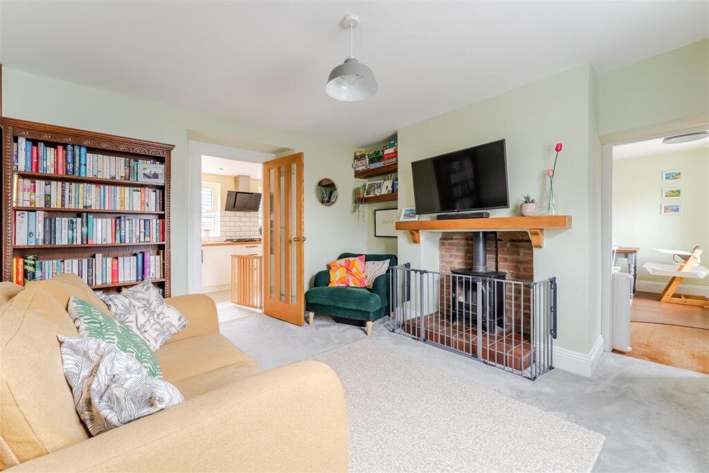 Charming cottage in the village of Claverham photo 2