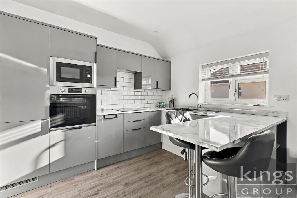 Apartment in London, Bush Hill Park, Southbury - View 4